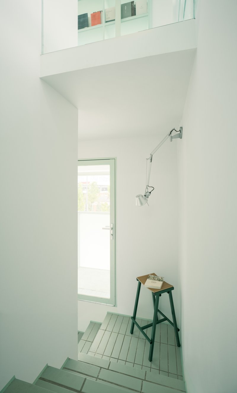 Livraria Minúscula 24 horas / SZ-ARCHITECTS - Fotografia de Interiores, Madeira, Escada, Corrimão