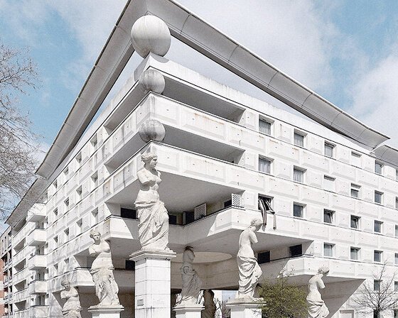 les caryatides de guyancourt: a photo essay on the postmodernist complex of suburban paris