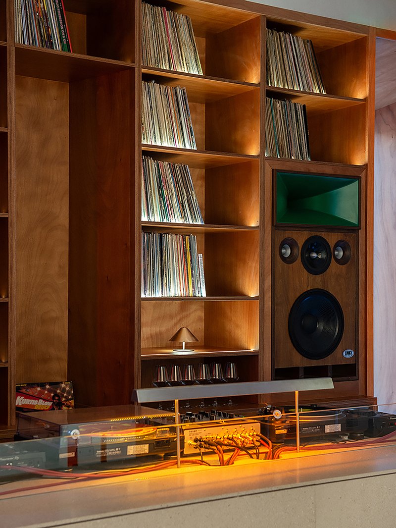 Frissón Cultural Space / On Form Studio - Interior Photography, Closet, Wood, Shelving