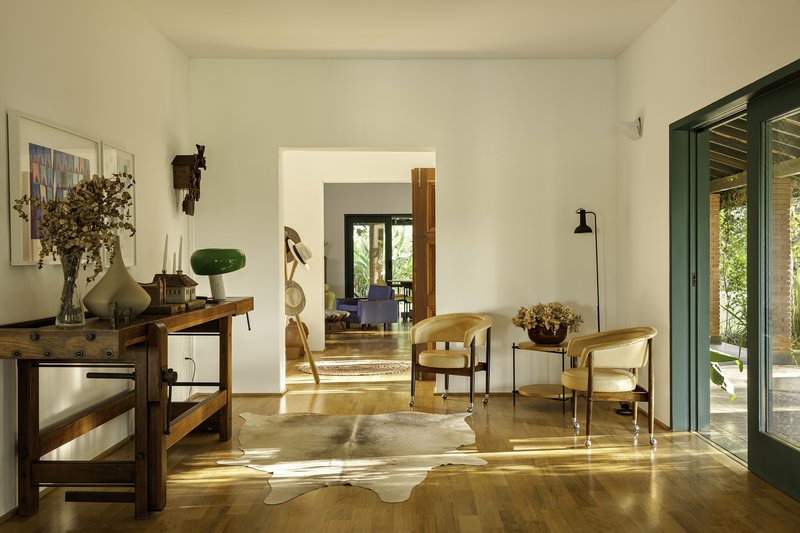 Pinheiro Farm / Equipe Lamas - Interior Photography, Wood, Lighting, Chair, Table