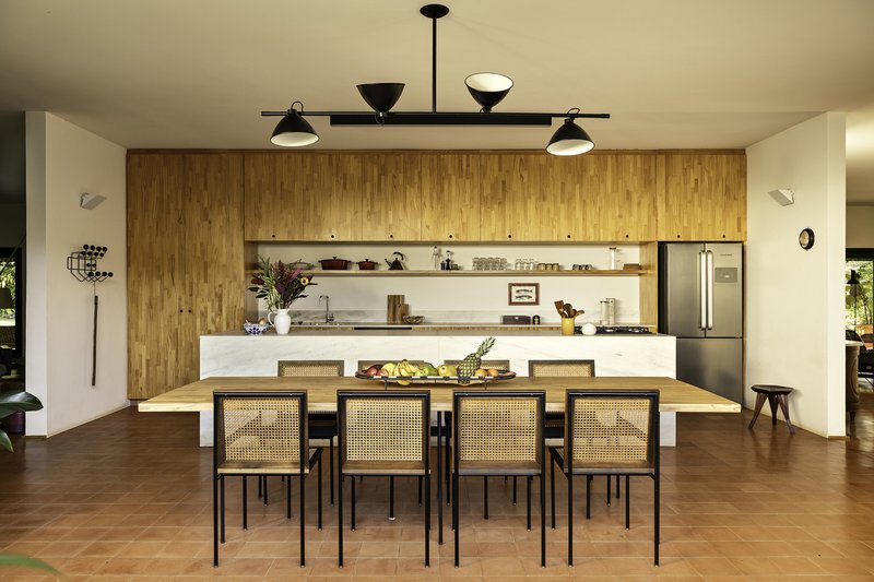 Pinheiro Farm / Equipe Lamas - Interior Photography, Dining room, Kitchen, Wood, Table, Countertop, Lighting, Chair