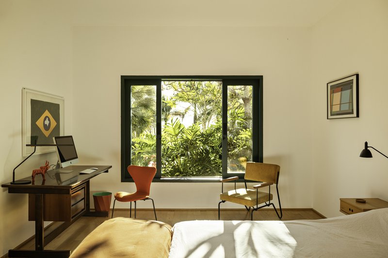 Pinheiro Farm / Equipe Lamas - Interior Photography, Bedroom, Wood, Lighting, Table, Chair