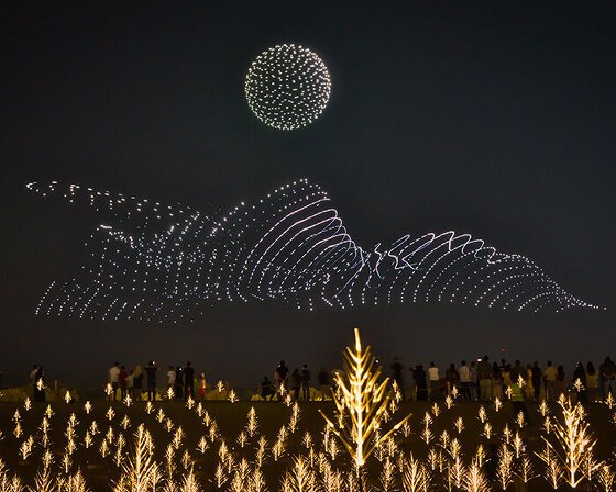 DRIFT lights up abu dhabi with whispering grass, heartbeat blooms, and 2,000-drone falcon